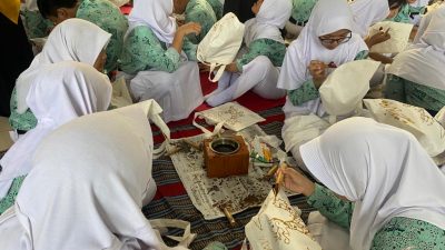 Kenalkan Pasar Tradisional ke Generasi Muda, SMPN 9 Semarang Ajak Ratusan Siswa Belajar Membatik di Pasar Johar