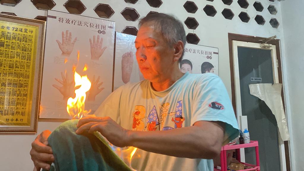 Pijat Golok dan Api