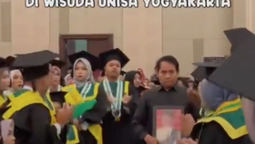 Viral Ayah Wakili Anaknya Wisuda di Unisa Yogyakarta