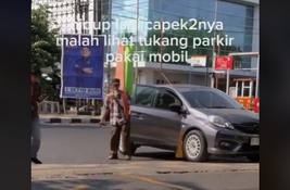 Tukang Parkir Mobil Honda Brio