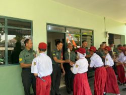 Peringati HUT TNI ke-78, Siswa SD Bagikan Bunga di Koramil 02 Semarang Tengah