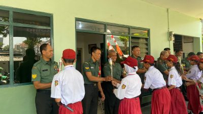 Peringati HUT TNI ke-78, Siswa SD Bagikan Bunga di Koramil 02 Semarang Tengah