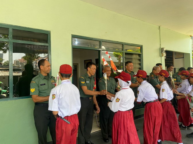 siswa SDN brumbungan HUT TNI ke-78
