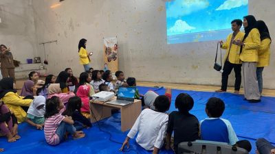 Unnes Ajak Anak-anak Pasar Johar Jaga Lingkungan dengan Tempat Sampah Portable