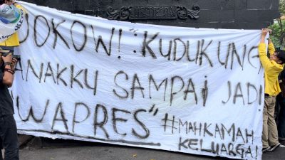 Kritik 9 Tahun Kepemimpinan Jokowi, Ratusan Mahasiswa Semarang Sindir ‘Mahkamah Keluarga’