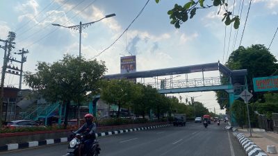 Pejalan Kaki Keluhkan Kualitas JPO Karangayu, Keropos dan Berbahaya