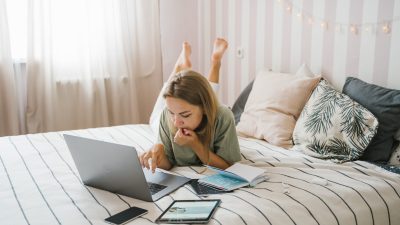 Sering Dengar Kata Salty, Red Flag, FOMO? Ini Kata Pakar Unnes Soal Hobi Gen Z Suka Bikin Istilah Baru