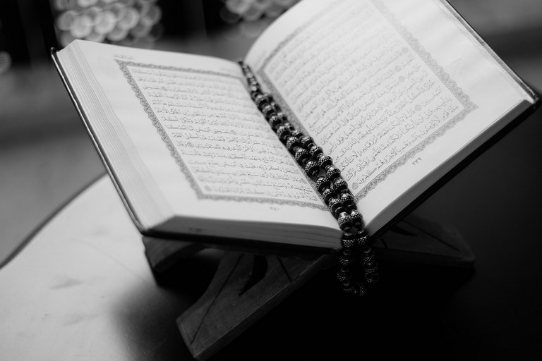 ilustrasi berdoa dan membaca quran