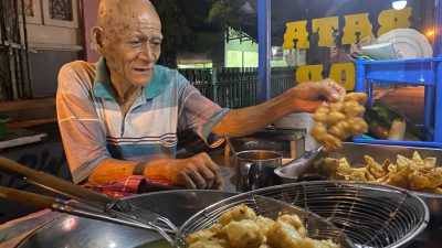 Masih Kuat Dorong Gerobak Sendiri, Begini Kisah Mbah Suyuti Jajakan Batagor di Usia 73 Tahun