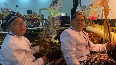 Alih-alih Suka Main Gawai, Begini Kisah Dalang Cilik Kembar Satya dan Satria Geluti Dunia Seni Wayang Kulit