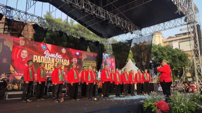 Pertama Kalinya di Indonesia Lomba Paduan Suara Mars PKK Diikuti Bapak-bapak