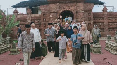 Unik! Ziarah ke Menara Kudus, Warga Bawa Air untuk Kiai Doakan