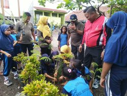 Siswa SDN Surodadi Tanam Ratusan Pohon Cemara Laut dan Ketapang