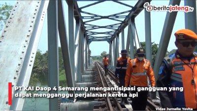 Video Jelang Musim Hujan, PT KAI Cek Kondisi Rel