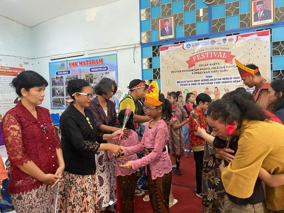 Lomba Mirip Guru