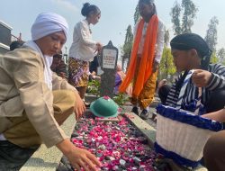 Peringati Hari Pahlawan Nasional Ke-78, Ratusan Siswa SD Tabur Bunga di TMP Giri Tunggal