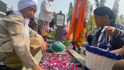 Peringati Hari Pahlawan Nasional Ke-78, Ratusan Siswa SD Tabur Bunga di TMP Giri Tunggal