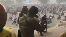 Viral Polisi Lepaskan Tembakan Gas Air Mata Saat Kericuhan Suporter Gresik United