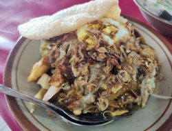Gak Cuma Warung Pak Edy, Kedai Pak Tomo Juga Sajikan Tahu Gimbal Enak Khas Semarang, Porsinya Melimpah!