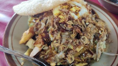Gak Cuma Warung Pak Edy, Kedai Pak Tomo Juga Sajikan Tahu Gimbal Enak Khas Semarang, Porsinya Melimpah!