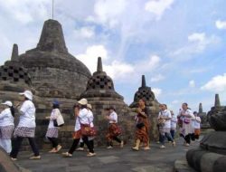 Beri Dukungan Lintas Iman, Umat Buddha Gelar Doa Bersama Demi Perdamaian Palestina di Puncak Borobudur