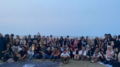 Tak Cuma Buat Healing, Begini Serunya Mahasiswa KPI UIN Walisongo Kuliah di Pantai Maron