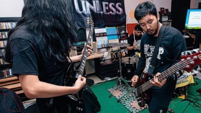 Ini Cara UNLESS Ekspresikan Diri Lewat Penampilan, dari Lirik Lagu hingga Kostum Unik