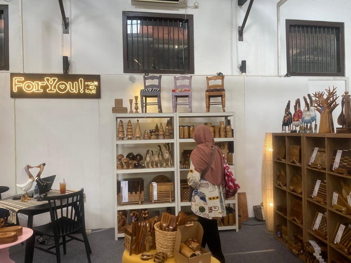 industri furnitur