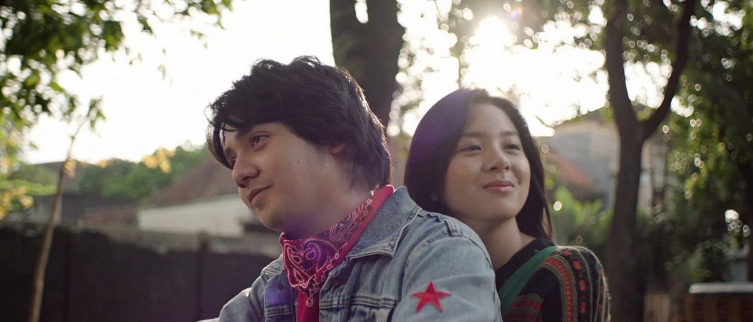 Karakter Ancika dan Dilan dalam trailer film ‘Dia yang Bersamaku 1995’ (foto: X/HabisNontonFilm)