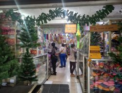 Seminggu Jelang Natal, Toko Pernak-Pernik di Semarang Mulai Diserbu Pembeli