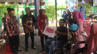 Pemkab Demak Bagikan 300 Paket Bantuan untuk Penyandang Disabilitas