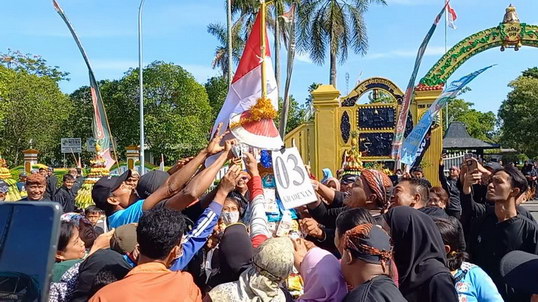Berkah Berebut Gunungan