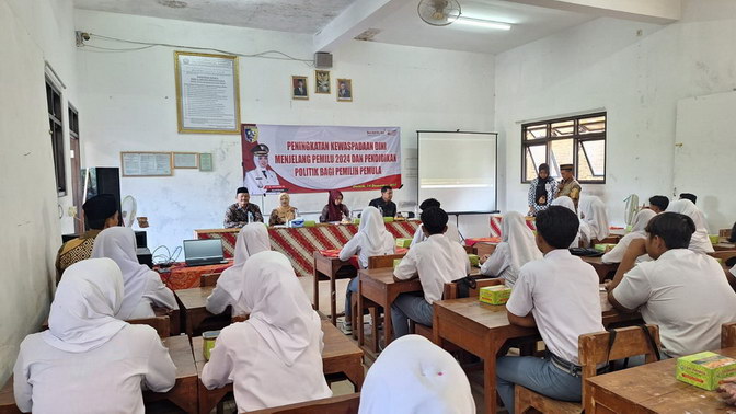 Bupati Demak Melek Politik