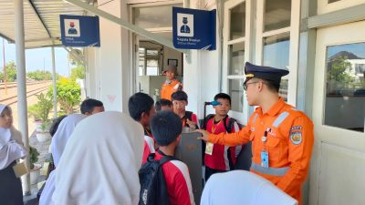 Kenalkan Transportasi Umum, SDN Tugurejo 2 Semarang Ajak Siswa Hemat Energi dengan Naik Kereta Api