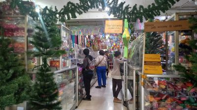 Seminggu Jelang Natal, Toko Pernak-Pernik di Semarang Mulai Diserbu Pembeli
