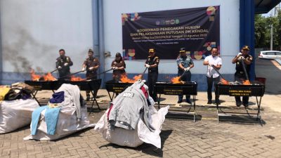 Bea Cukai Jateng-DIY Musnahkan Ratusan Bal Pakaian Bekas Asal Malaysia, Rugi Hingga Miliaran