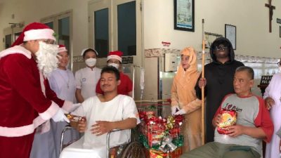 Rayakan Cinta Kasih Natal, Sinterklas Bagikan Bingkisan untuk Pasien RS Elisabeth Semarang