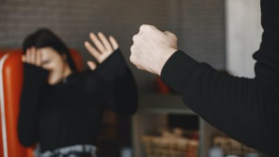 Cemburu Buta, Mantan Kades di Temanggung Bacok Istri Saat Masak