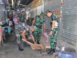 Anggota Koramil di Semarang Bersihkan Pasar dan Saluran Air Cegah Banjir