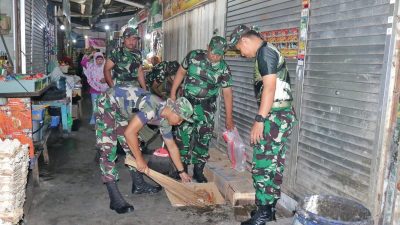 Anggota Koramil di Semarang Bersihkan Pasar dan Saluran Air Cegah Banjir