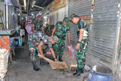 TNI bersihkan Pasar Surtikanti