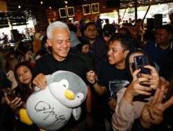 Sampaikan Dukungan, Anak Muda Jatim Ramai-Ramai Bawa Boneka Pinguin Temui Ganjar