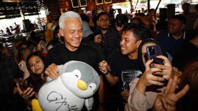 Sampaikan Dukungan, Anak Muda Jatim Ramai-Ramai Bawa Boneka Pinguin Temui Ganjar
