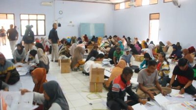 KPU Blora Libatkan Ratusan Warga Untuk Pelipatan Surat Suara
