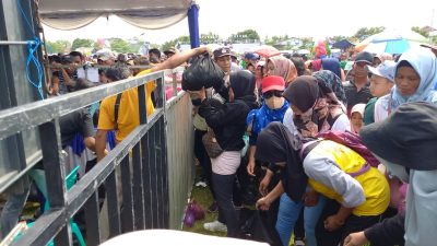 Ribuan Warga Blora Rela Antri Sejak Pagi demi Dapatkan Sembako Gratis