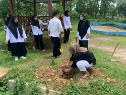 Usai Dilantik Puluhan KPPS Kunden Blora Hijaukan RTH Bersama PPS dan Lurah