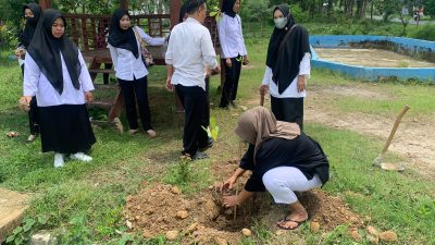 Usai Dilantik Puluhan KPPS Kunden Blora Hijaukan RTH Bersama PPS dan Lurah