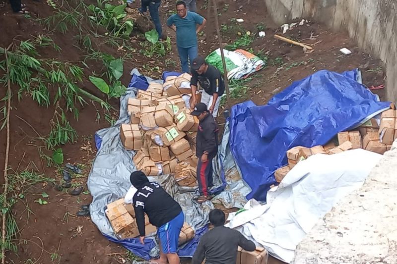 truk surat suara terguling