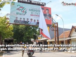 Video Bawaslu Blora Turunkan Baliho Raksasa Capres