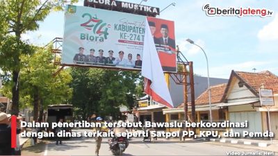 Video Bawaslu Blora Turunkan Baliho Raksasa Capres